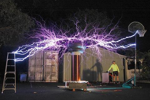 Bobina Tesla de aficionado, generando chispas de cientos de miles de voltios